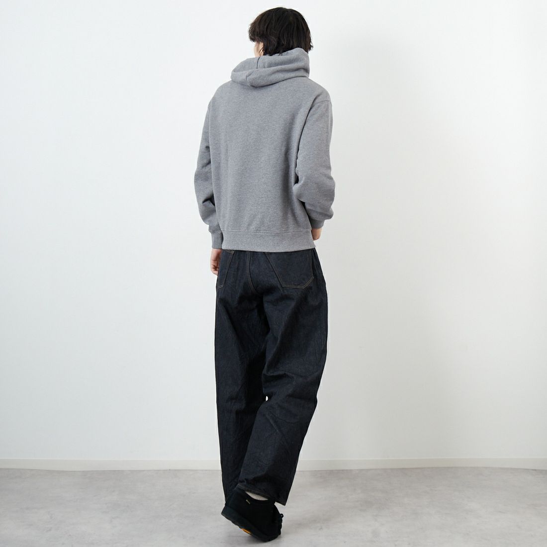 MAISON KITSUNE [メゾン キツネ] PILLAR コンフォートフーディ [PM00701KM0341] H131 M.GRE &&モデル身長：179cm 着用サイズ：S&&