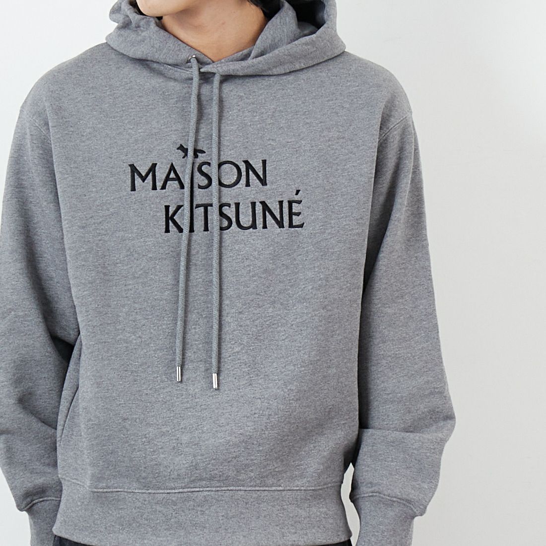 MAISON KITSUNE [メゾン キツネ] PILLAR コンフォートフーディ [PM00701KM0341] H131 M.GRE &&モデル身長：179cm 着用サイズ：S&&