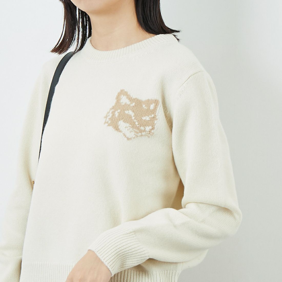 MAISON KITSUNE [メゾン キツネ] フォックスヘッド インターシャメリノジャンパー [NW00808KM0329] 0395 ECRU/ &&モデル身長：162cm 着用サイズ：S&&