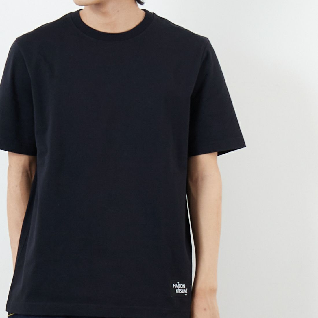 MAISON KITSUNE [メゾン キツネ] CROSSWORD コンフォートTシャツ [PM00112KJ7025] P199 BLACK &&モデル身長：179cm 着用サイズ：S&&