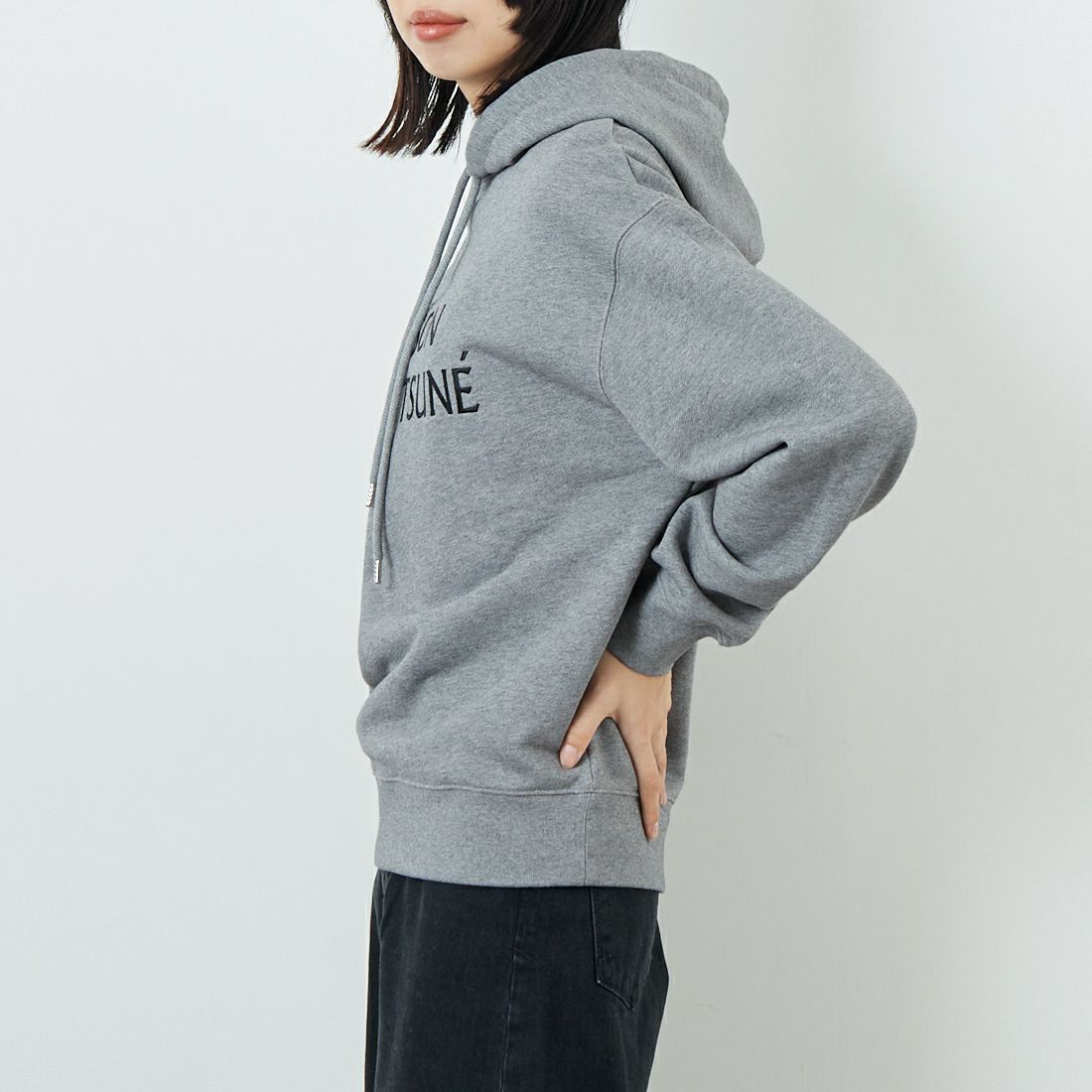 MAISON KITSUNE [メゾン キツネ] PILLAR コンフォートフーディ [PM00701KM0341] H131 M.GRE &&モデル身長：162cm 着用サイズ：XS&&