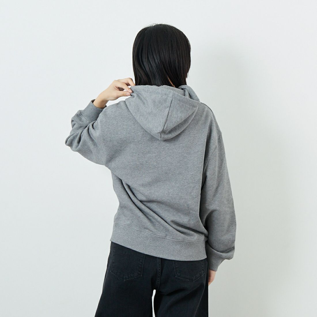 MAISON KITSUNE [メゾン キツネ] PILLAR コンフォートフーディ [PM00701KM0341] H131 M.GRE &&モデル身長：162cm 着用サイズ：XS&&