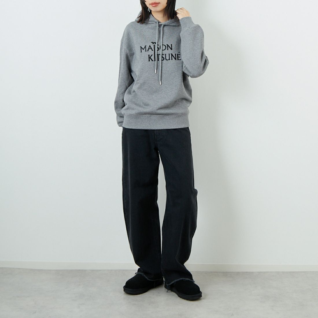 MAISON KITSUNE [メゾン キツネ] PILLAR コンフォートフーディ [PM00701KM0341] H131 M.GRE &&モデル身長：162cm 着用サイズ：XS&&