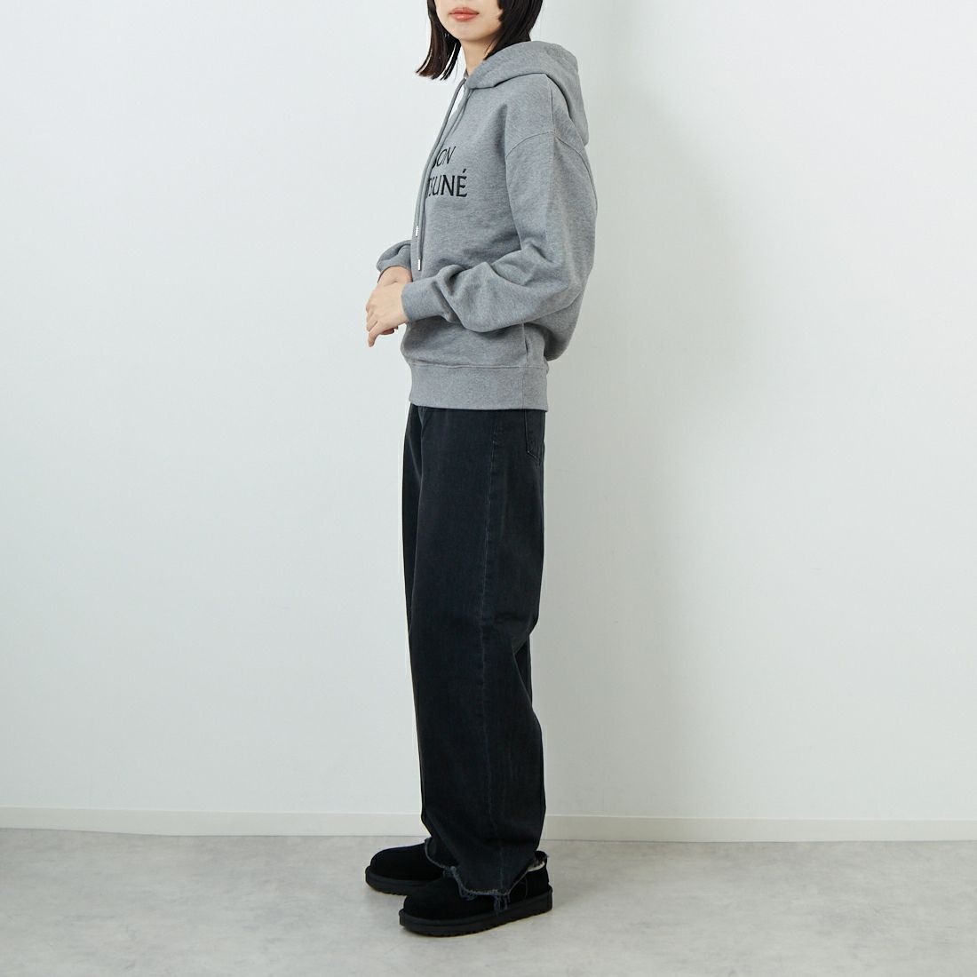 MAISON KITSUNE [メゾン キツネ] PILLAR コンフォートフーディ [PM00701KM0341] H131 M.GRE &&モデル身長：162cm 着用サイズ：XS&&