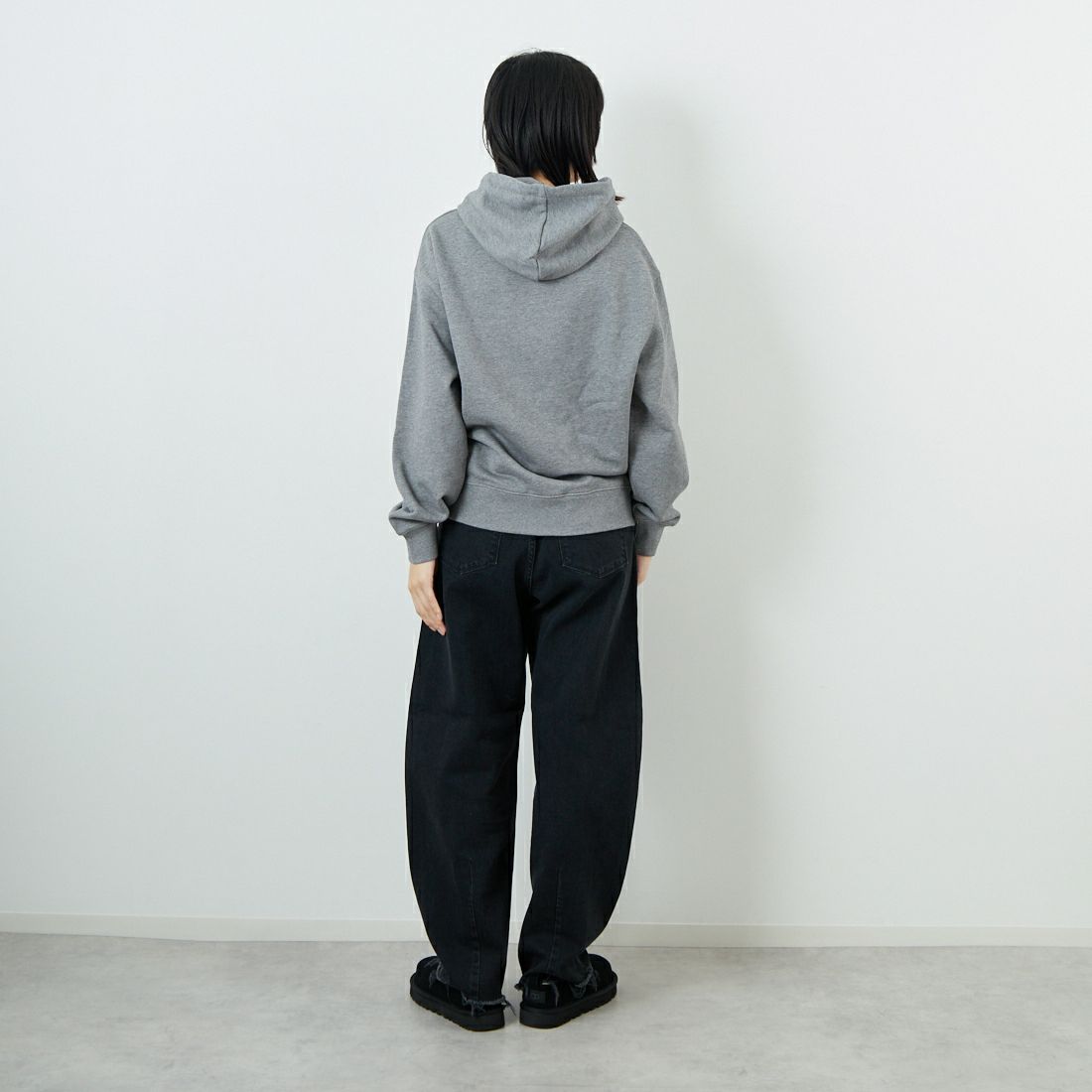 MAISON KITSUNE [メゾン キツネ] PILLAR コンフォートフーディ [PM00701KM0341] H131 M.GRE &&モデル身長：162cm 着用サイズ：XS&&