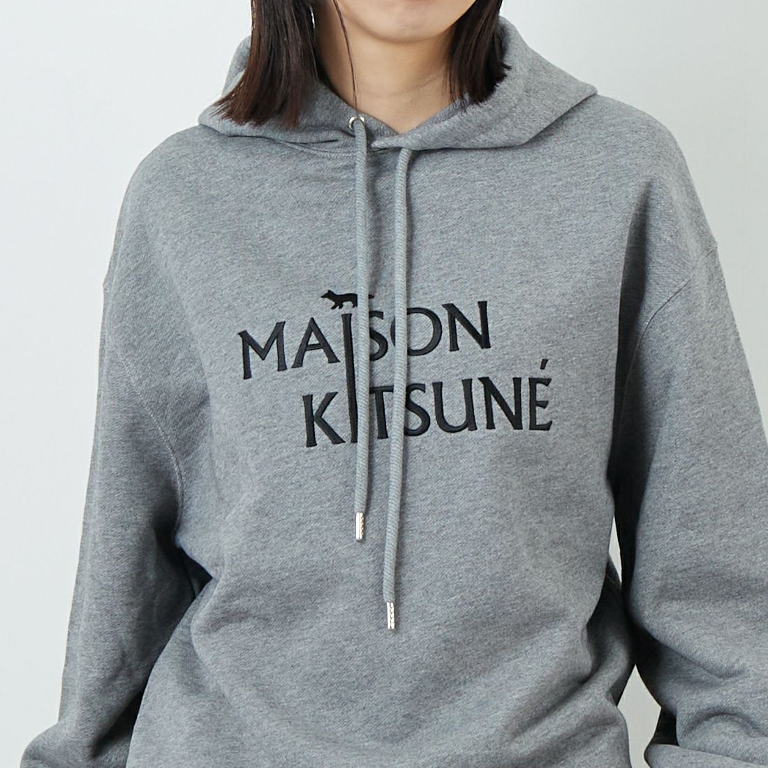 MAISON KITSUNE [メゾン キツネ] PILLAR コンフォートフーディ [PM00701KM0341] H131 M.GRE &&モデル身長：162cm 着用サイズ：XS&&