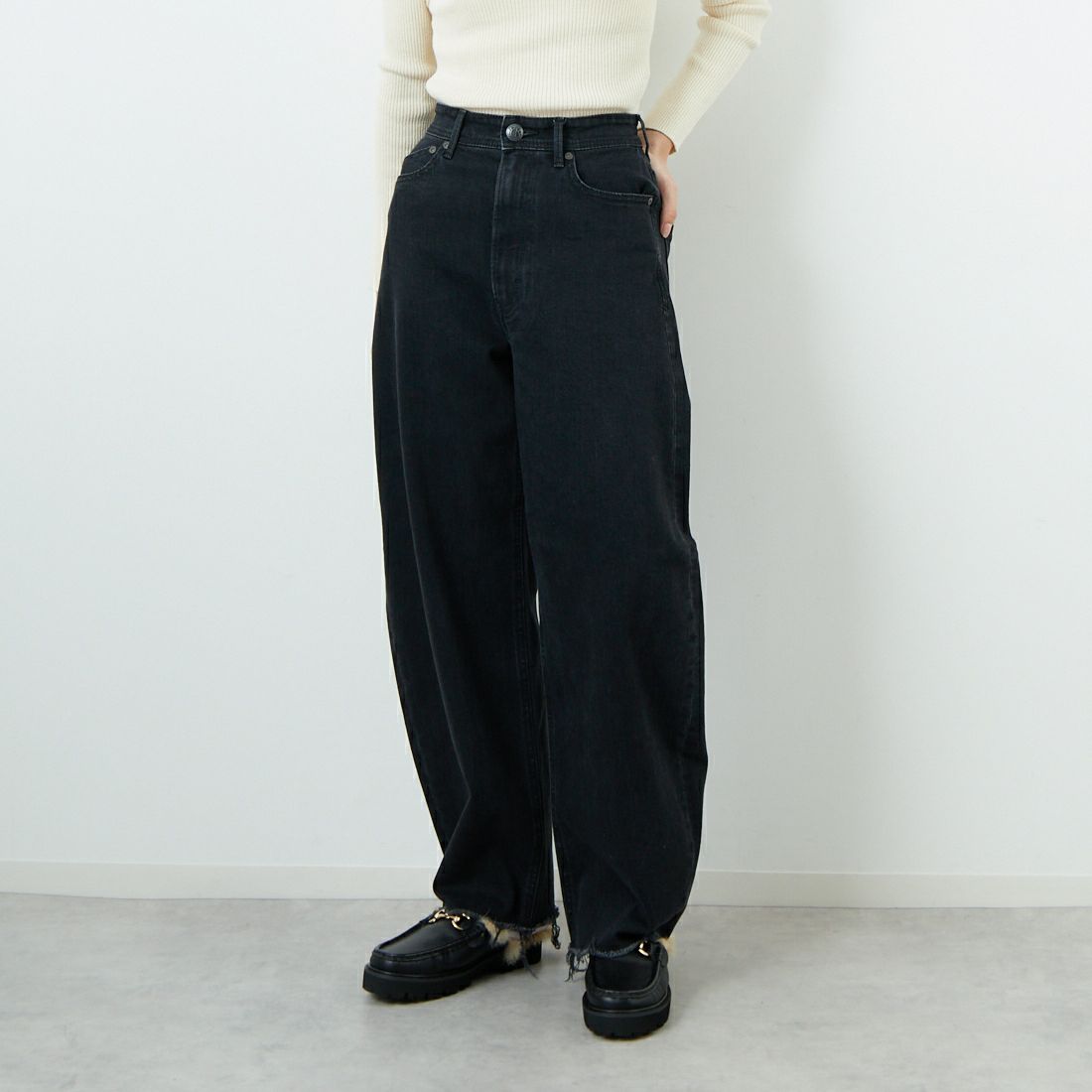 YANUK [ヤヌーク] カーブテーパード LAURA/ローラ [57153299] CBK &&モデル身長：162cm 着用サイズ：23&&