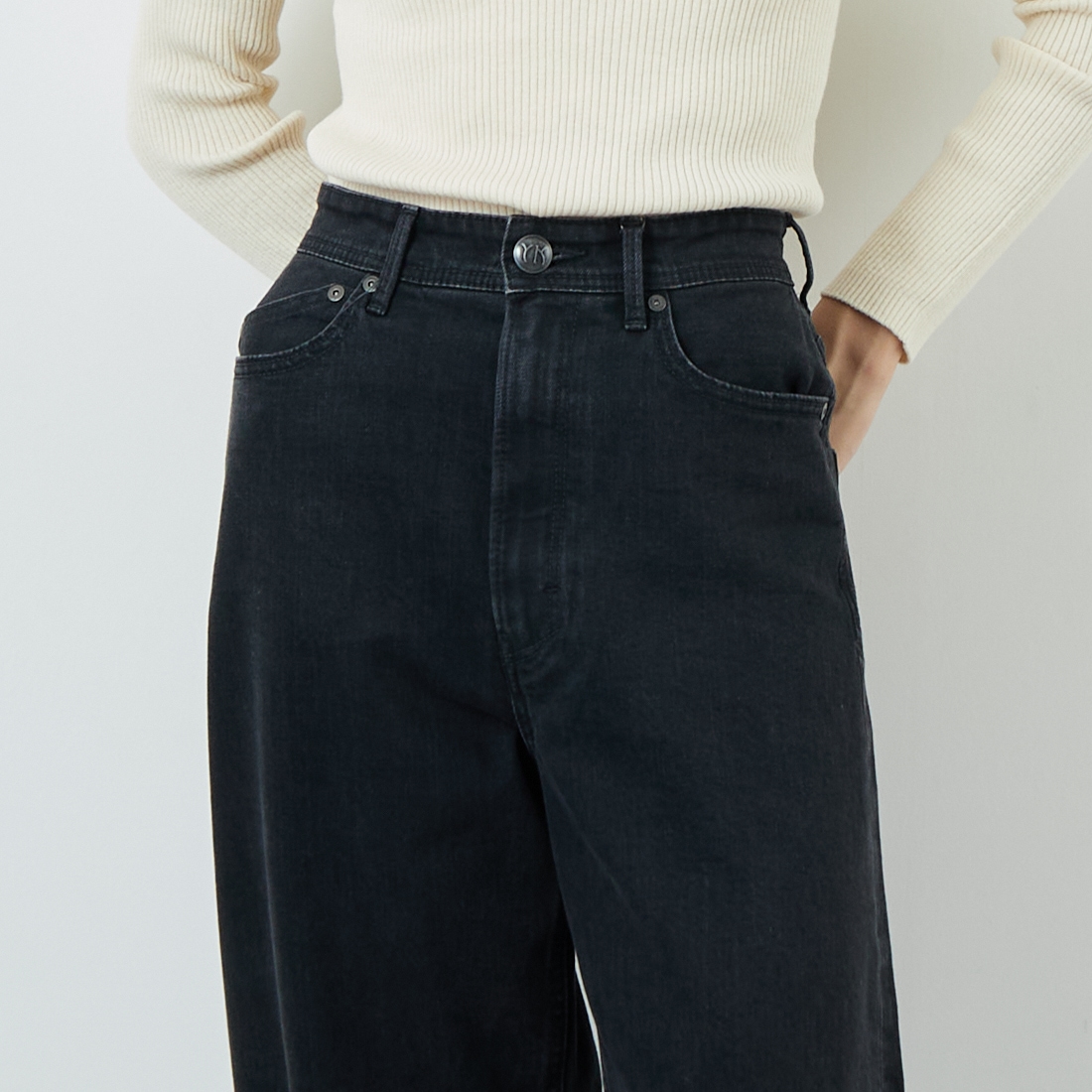 YANUK [ヤヌーク] カーブテーパード LAURA/ローラ [57153299] CBK &&モデル身長：162cm 着用サイズ：23&&