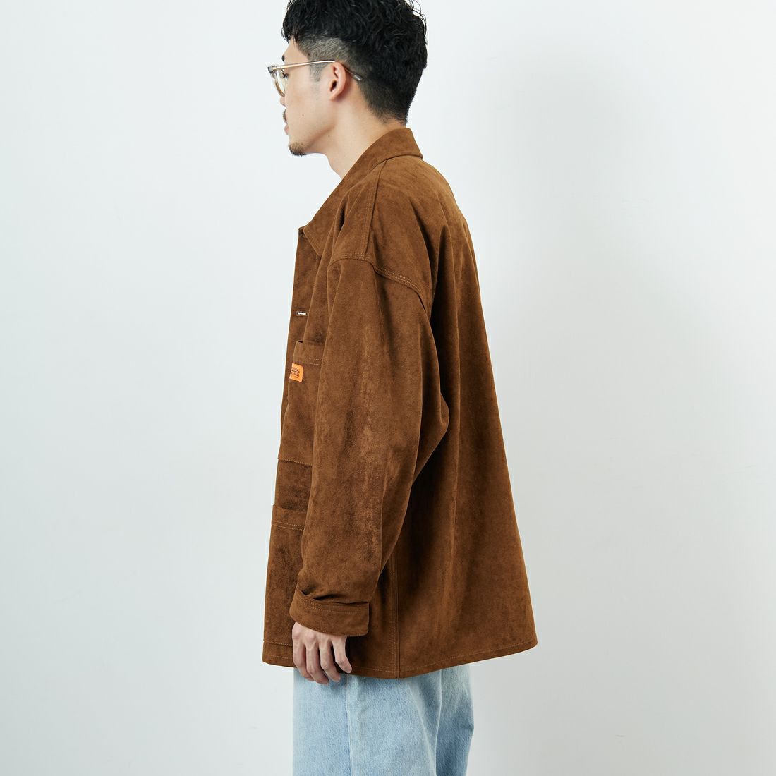 UNIVERSAL OVERALL [ユニバーサルオーバーオール] 別注 カバーオールジャケット [U2533225IN-JF] BROWN &&モデル身長：168cm 着用サイズ：L&&
