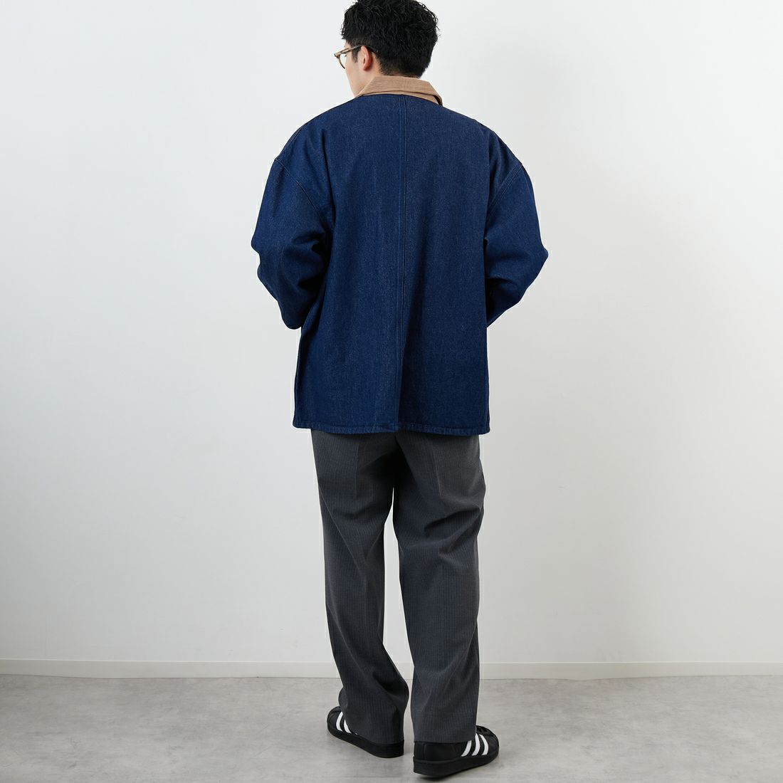 UNIVERSAL OVERALL [ユニバーサルオーバーオール] 別注 カバーオールジャケット [U2533225IN-JF] O.W BLUE &&モデル身長：168cm 着用サイズ：M&&