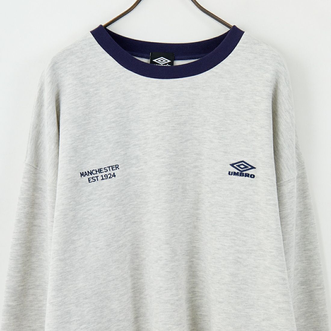 UMBRO [アンブロ] 別注 ワンポイント刺繍ロゴ クルーネックスウェット [KBT126-NK-PO1-KM-JF] GRAY
