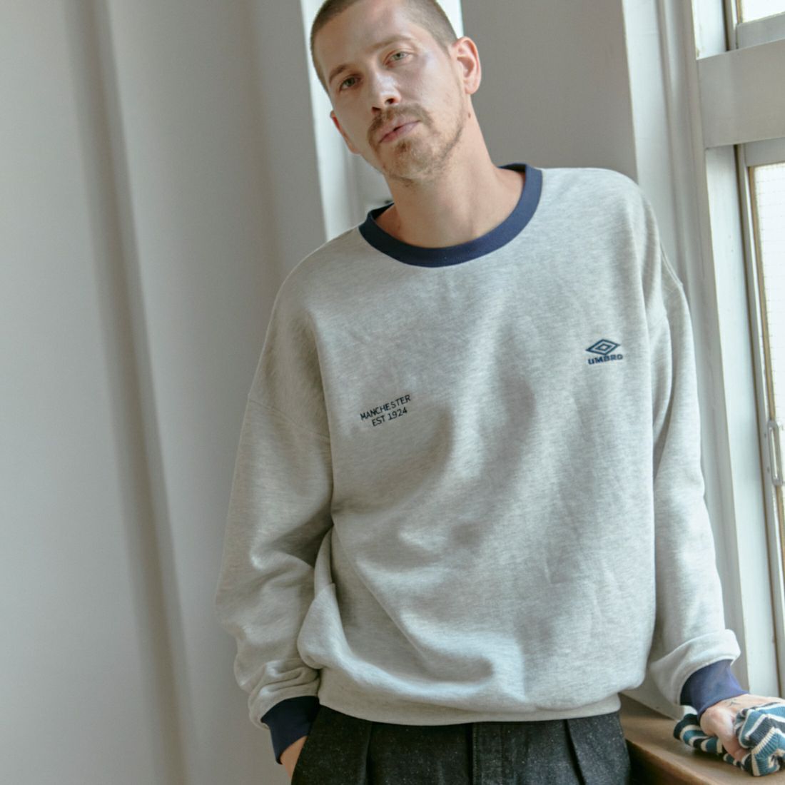 UMBRO [アンブロ] 別注 ワンポイント刺繍ロゴ クルーネックスウェット [KBT126-NK-PO1-KM-JF] GRAY