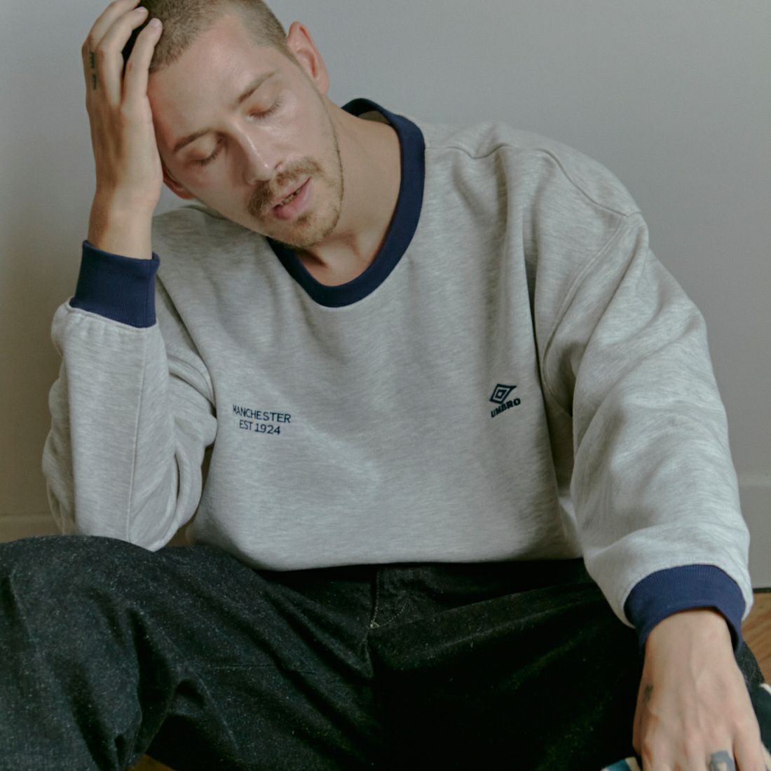 UMBRO [アンブロ] 別注 ワンポイント刺繍ロゴ クルーネックスウェット [KBT126-NK-PO1-KM-JF] GRAY