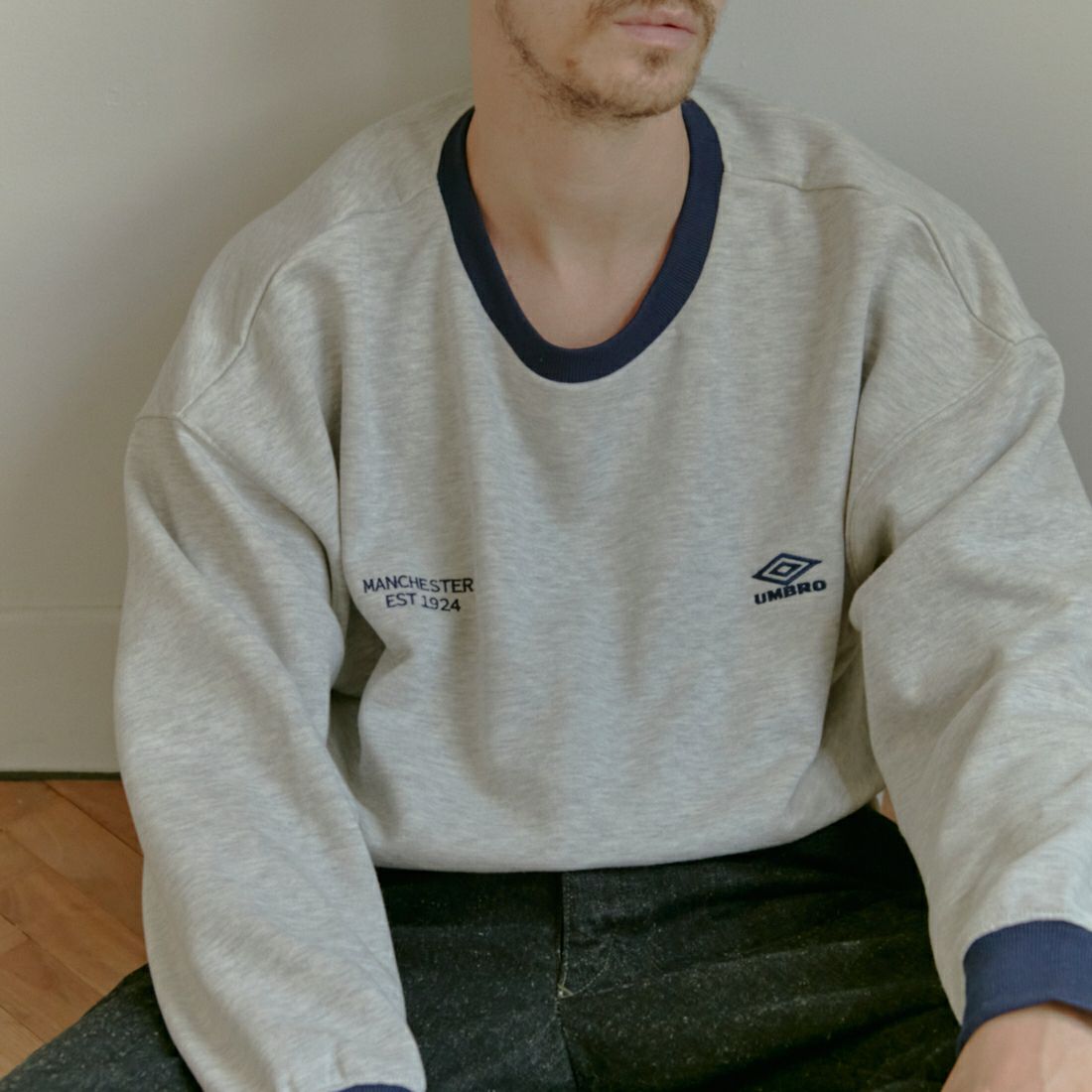 UMBRO [アンブロ] 別注 ワンポイント刺繍ロゴ クルーネックスウェット [KBT126-NK-PO1-KM-JF] GRAY