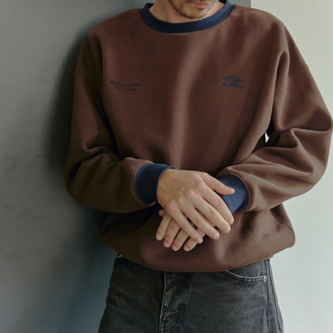 UMBRO [アンブロ] 別注 ワンポイント刺繍ロゴ クルーネックスウェット [KBT126-NK-PO1-KM-JF] BROWN