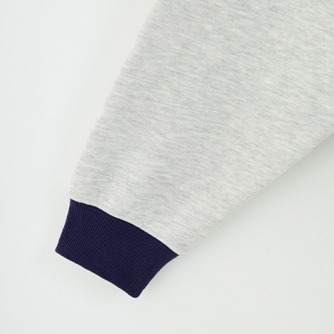 UMBRO [アンブロ] 別注 ワンポイント刺繍ロゴ クルーネックスウェット [KBT126-NK-PO1-KM-JF] GRAY