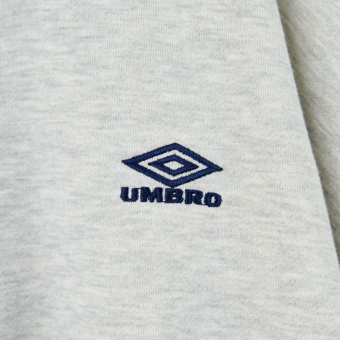 UMBRO [アンブロ] 別注 ワンポイント刺繍ロゴ クルーネックスウェット [KBT126-NK-PO1-KM-JF] GRAY