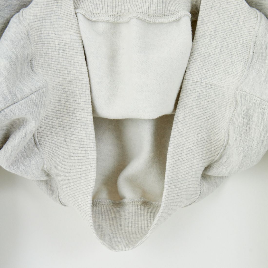 UMBRO [アンブロ] 別注 ワンポイント刺繍ロゴ クルーネックスウェット [KBT126-NK-PO1-KM-JF] GRAY