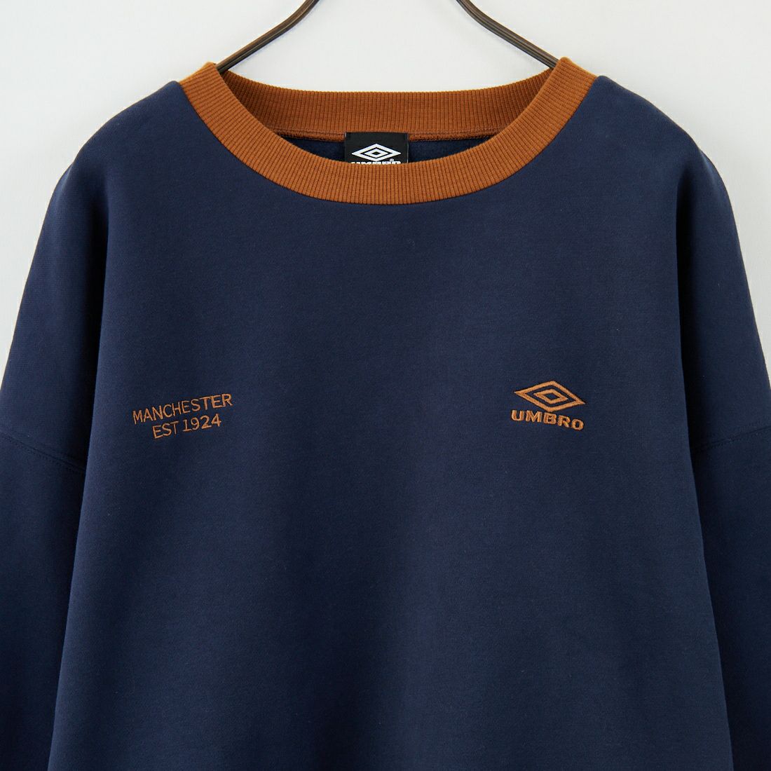UMBRO [アンブロ] 別注 ワンポイント刺繍ロゴ クルーネックスウェット [KBT126-NK-PO1-KM-JF] NAVY