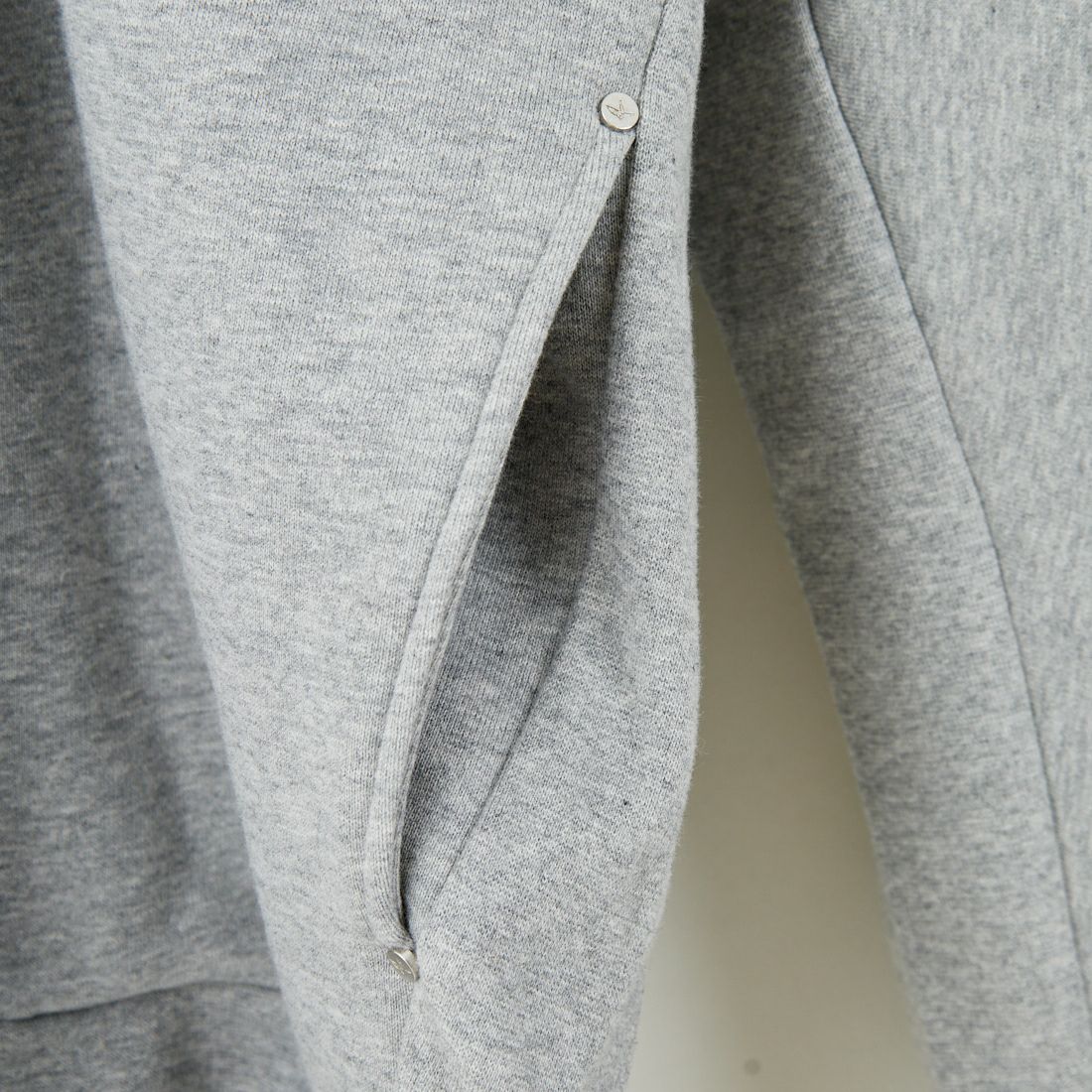 1PIU1UGUALE3 RELAX [ウノ ピゥ ウノ ウグァーレ トレ] パイピングロゴワイドスピンドルパーカー [USO-25148] SN80 GRAY