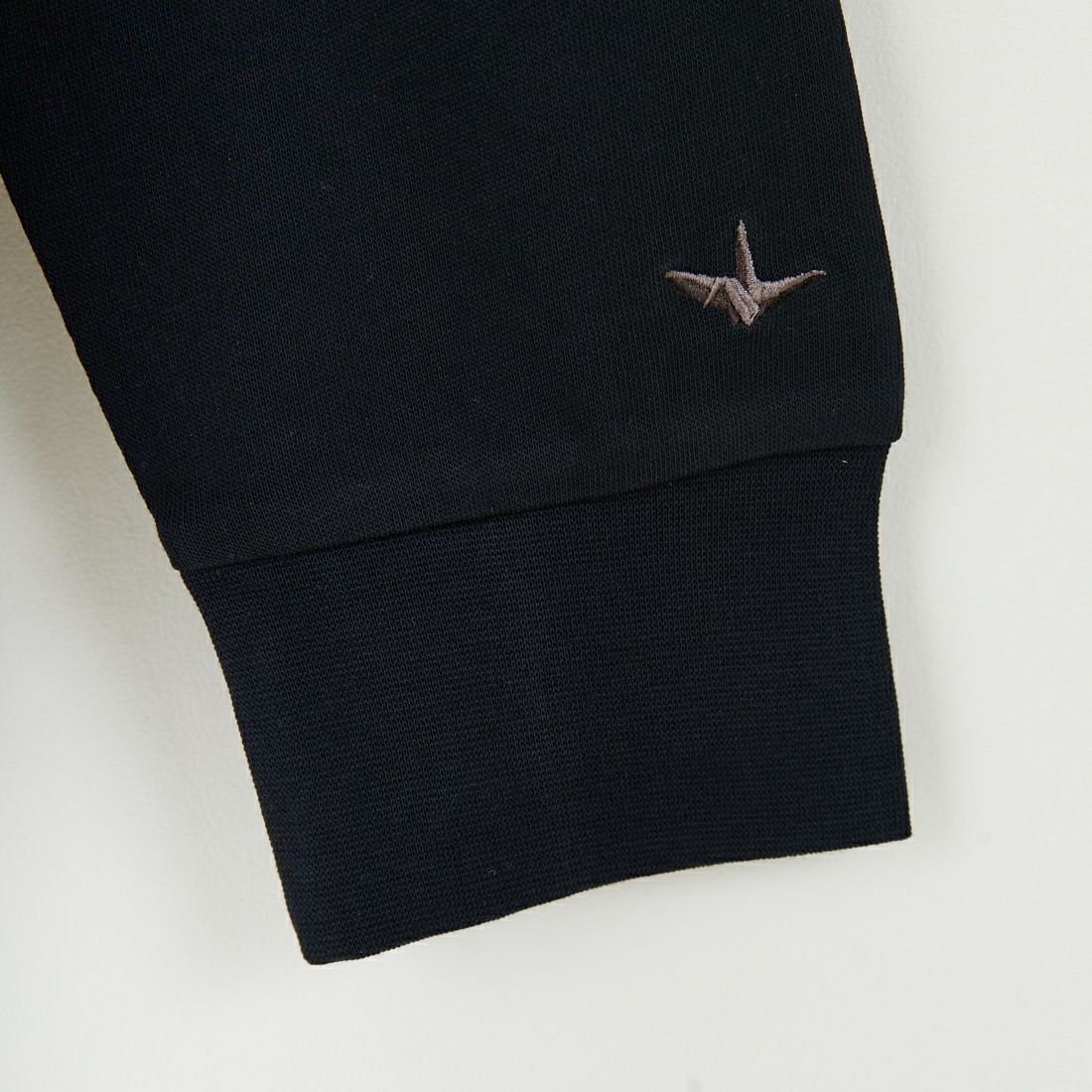 1PIU1UGUALE3 RELAX [ウノ ピゥ ウノ ウグァーレ トレ] プレートロゴロングTシャツ [UST-25134] SN90 BLACK