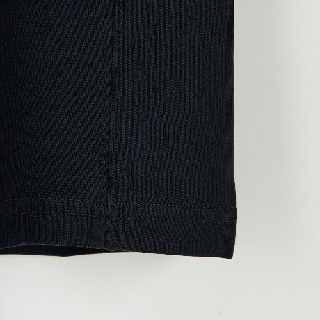 1PIU1UGUALE3 RELAX [ウノ ピゥ ウノ ウグァーレ トレ] プレートロゴロングTシャツ [UST-25134] SN90 BLACK