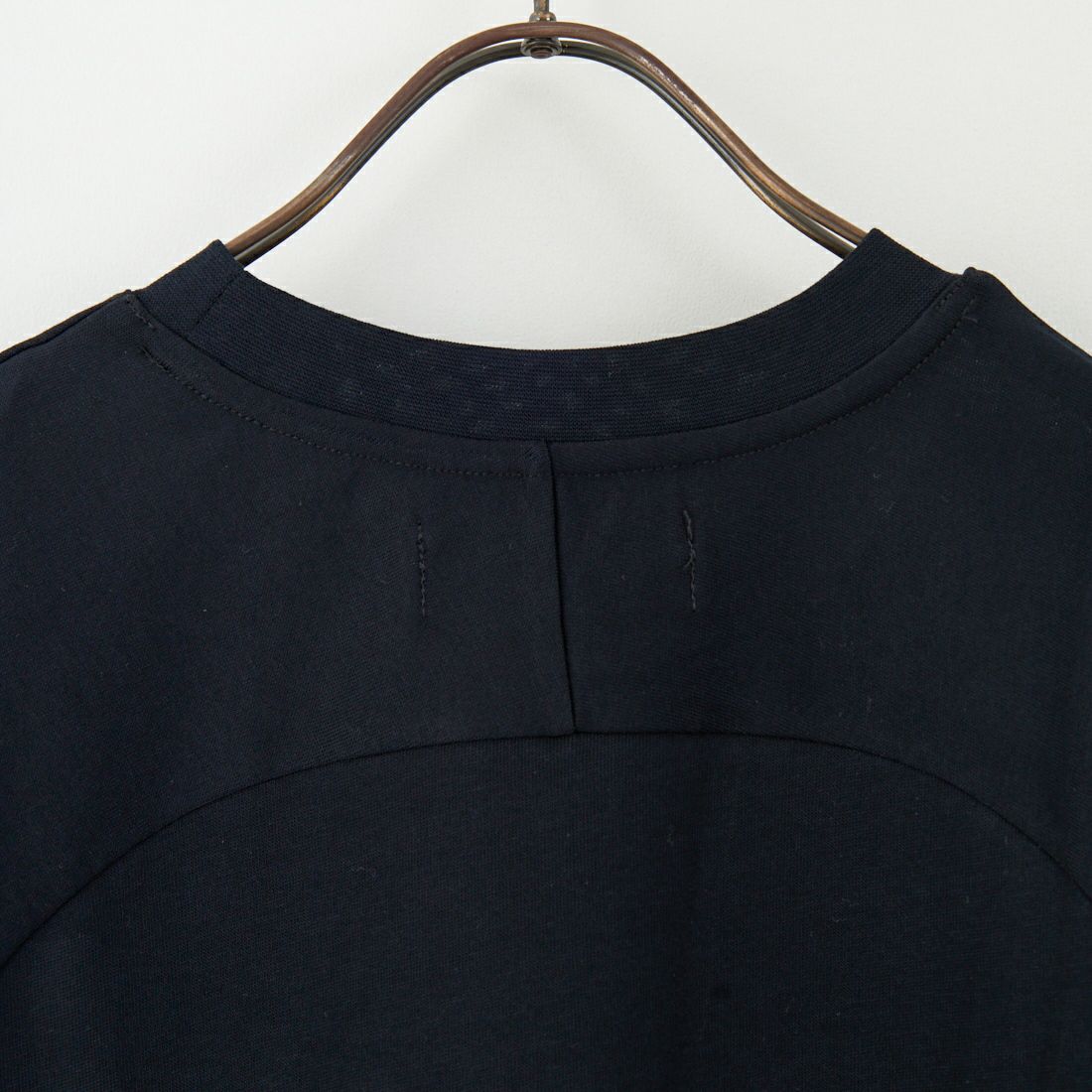 1PIU1UGUALE3 RELAX [ウノ ピゥ ウノ ウグァーレ トレ] プレートロゴロングTシャツ [UST-25134] SN90 BLACK