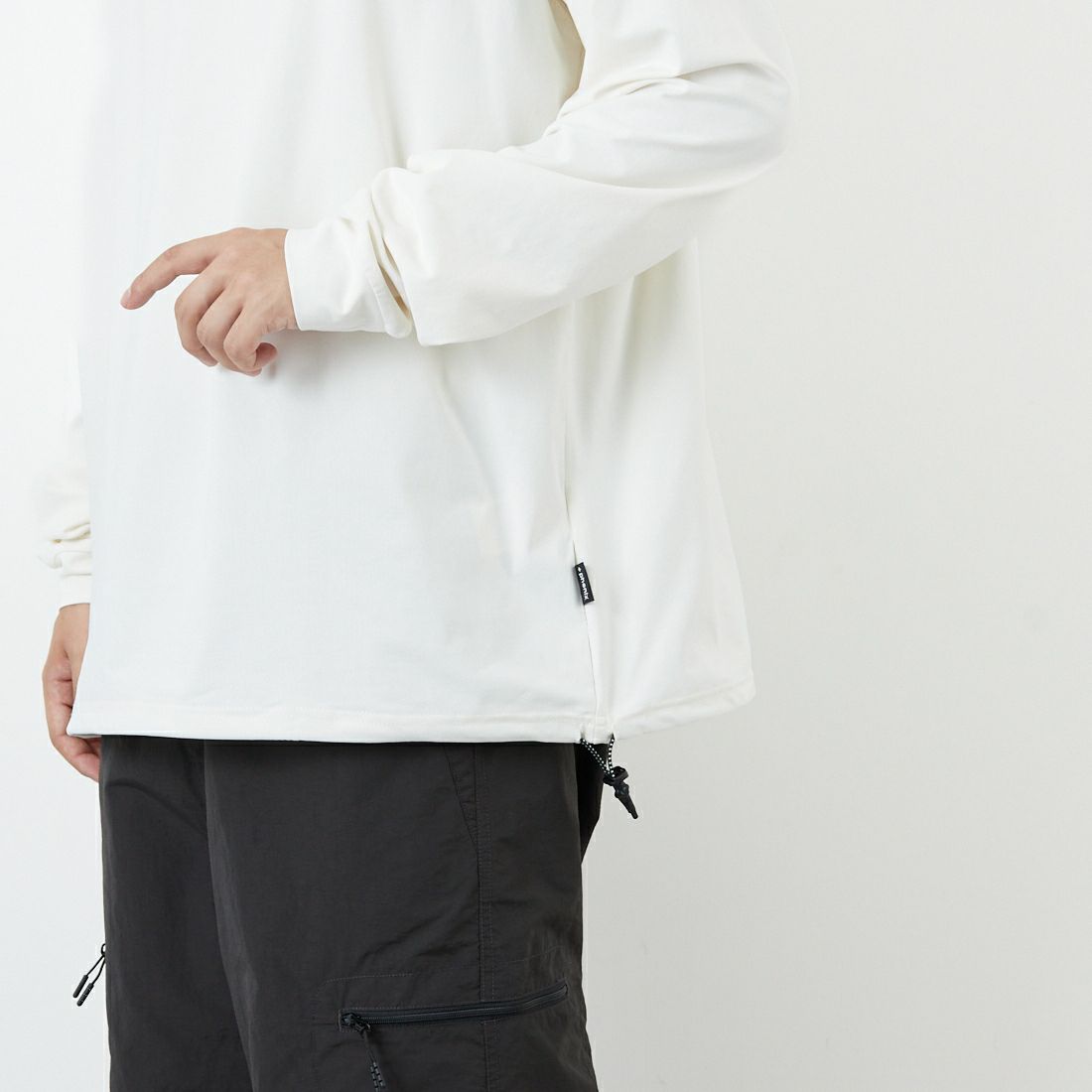 +phenix [プラスフェニックス] 別注 ワンポイント刺繍ロゴ ドローコードTシャツ [POT-25080IN-JF] WHITE &&モデル身長：179cm 着用サイズ：XL&&