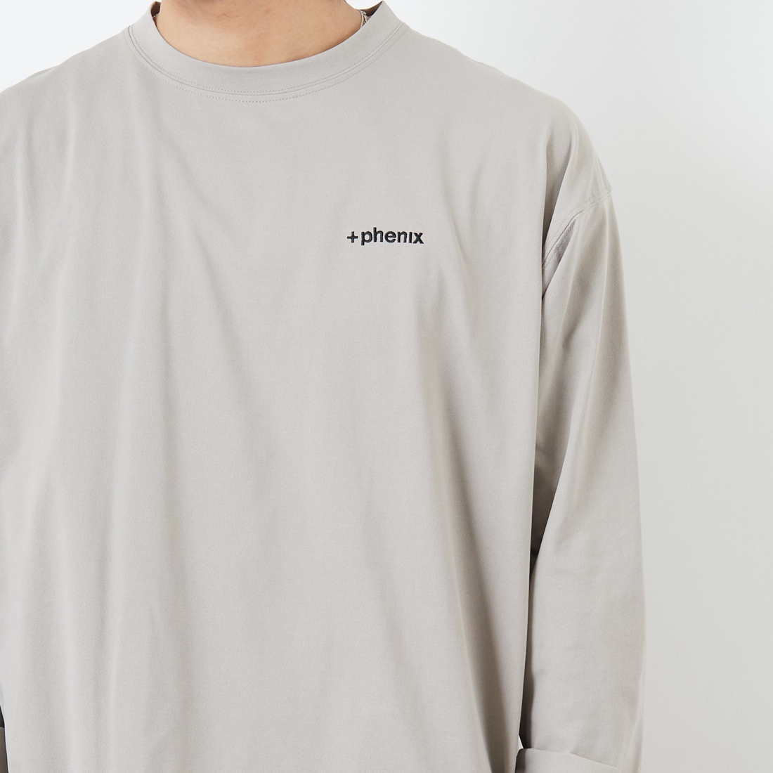 +phenix [プラスフェニックス] 別注 ワンポイント刺繍ロゴ ドローコードTシャツ [POT-25080IN-JF] GREIGE &&モデル身長：179cm 着用サイズ：L&&