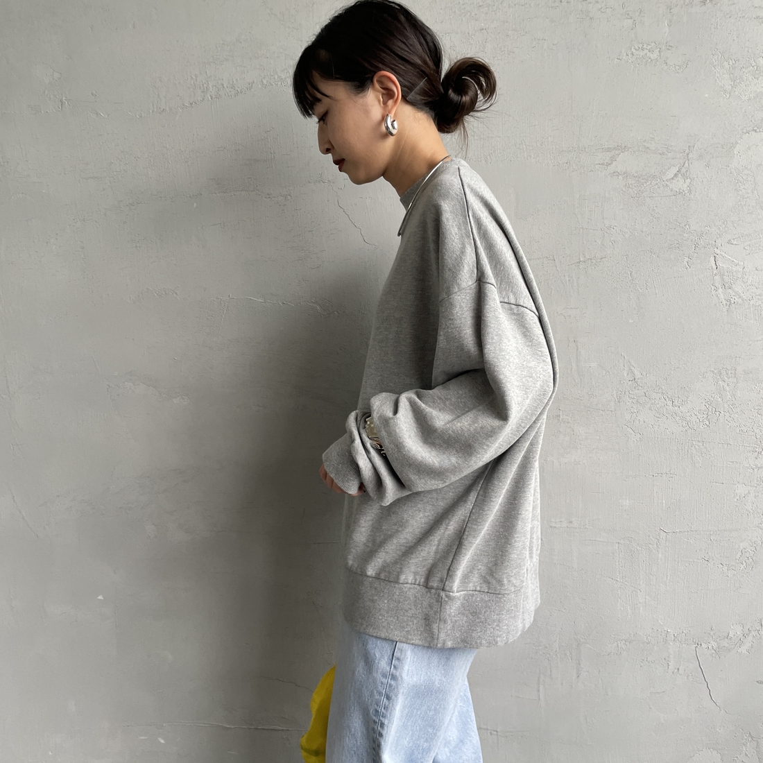 THE SHINZONE [ザ シンゾーン] CLEMENTINE スウェット [25AMSCU14] 06 GRAY &&モデル身長：150cm 着用サイズ：F0&&