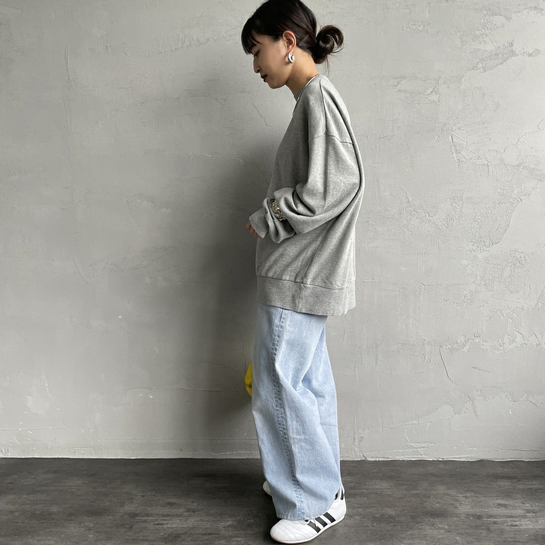 THE SHINZONE [ザ シンゾーン] CLEMENTINE スウェット [25AMSCU14] 06 GRAY &&モデル身長：150cm 着用サイズ：F0&&