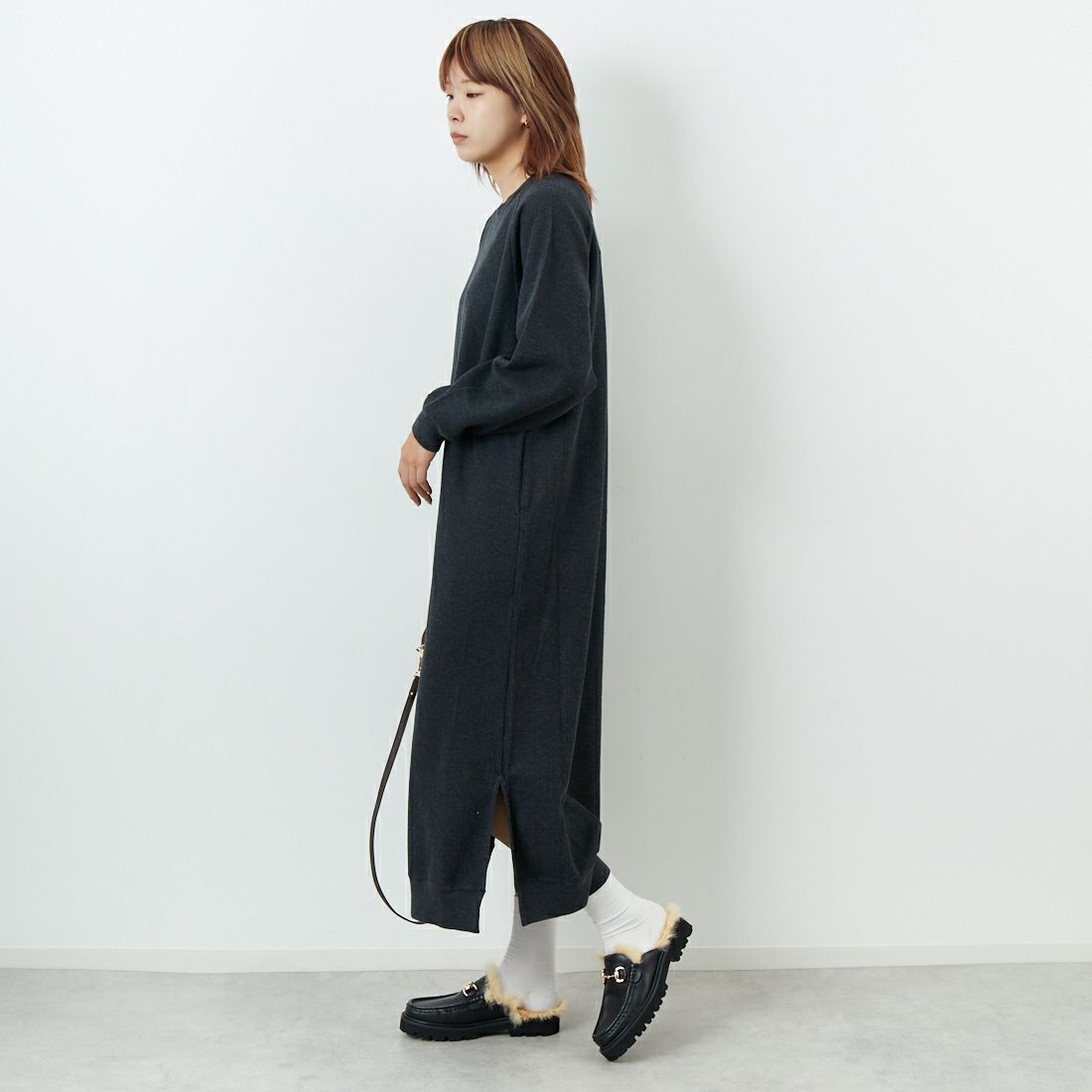 blurhms ROOTSTOCK [ブラームス ルーツストック] ラフ&スムース サーマルクルーネックドレス [BROOTS25F001W] 03 H.CHARC &&モデル身長：167cm 着用サイズ：0&&