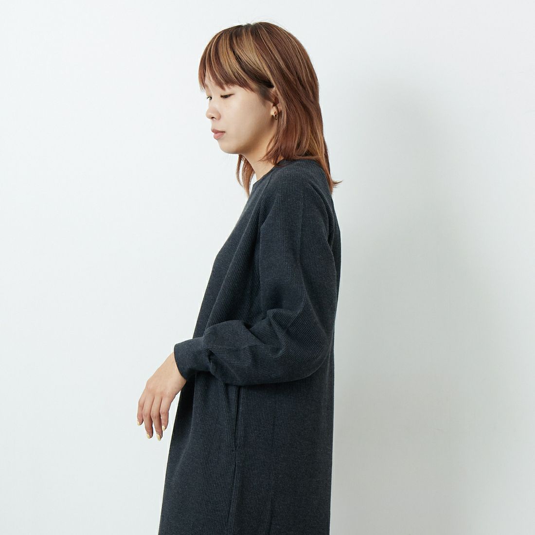 blurhms ROOTSTOCK [ブラームス ルーツストック] ラフ&スムース サーマルクルーネックドレス [BROOTS25F001W] 03 H.CHARC &&モデル身長：167cm 着用サイズ：0&&