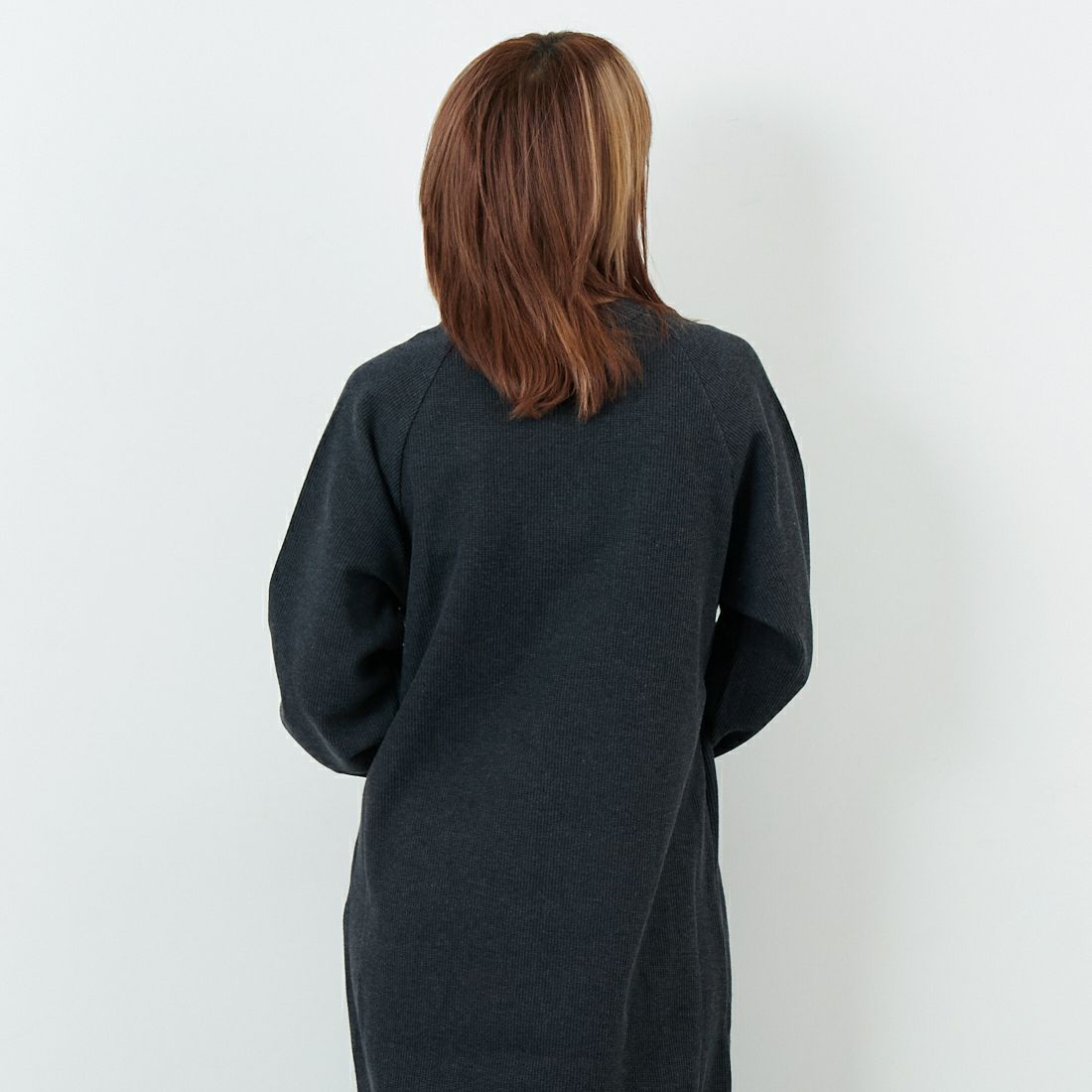 blurhms ROOTSTOCK [ブラームス ルーツストック] ラフ&スムース サーマルクルーネックドレス [BROOTS25F001W] 03 H.CHARC &&モデル身長：167cm 着用サイズ：0&&