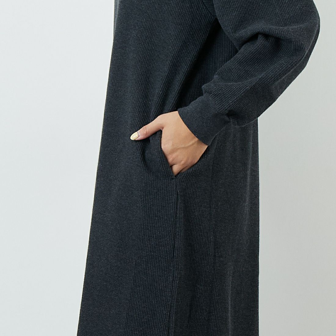 blurhms ROOTSTOCK [ブラームス ルーツストック] ラフ&スムース サーマルクルーネックドレス [BROOTS25F001W] 03 H.CHARC &&モデル身長：167cm 着用サイズ：0&&