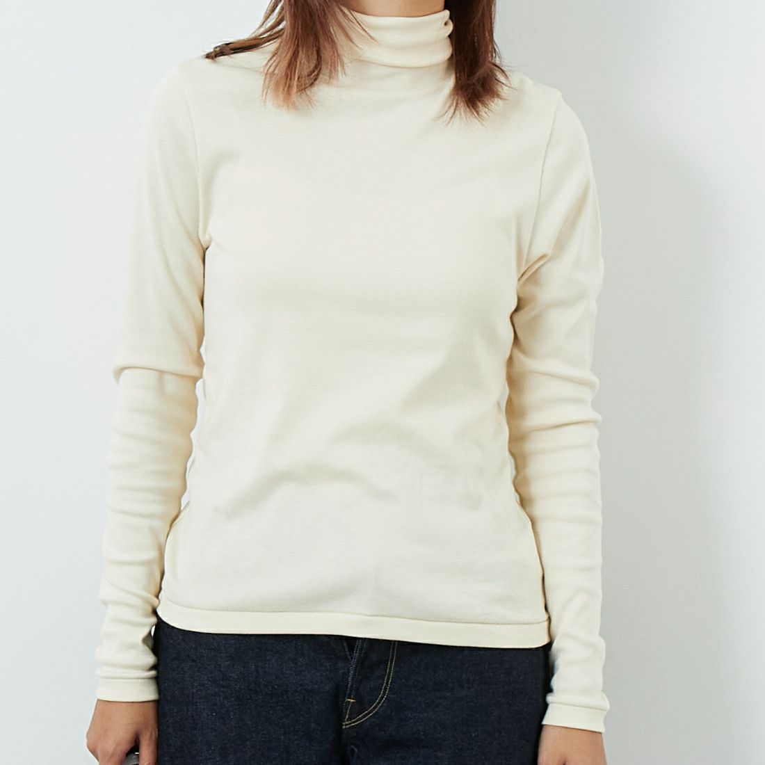 blurhms ROOTSTOCK [ブラームス ルーツストック] シルクコットンリブ タートルネックカットソー [BROOTS25F003W] 01 IVORY &&モデル身長：167cm 着用サイズ：0&&