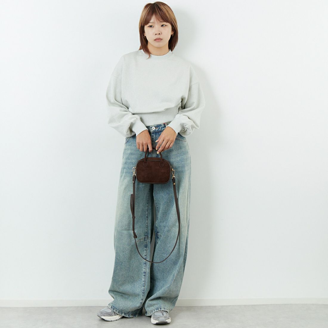 emmi [エミ] ラメ裏毛ショートスウェットトップス [13WCT254065] LGRY &&モデル身長：167cm 着用サイズ：F&&