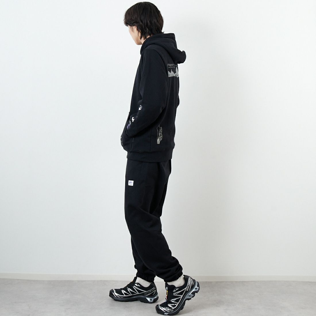 patagonia [パタゴニア] メンズ ショップ ステッカー アップライザル スウェットパンツ [26070] BLK &&モデル身長：179cm 着用サイズ：M&&