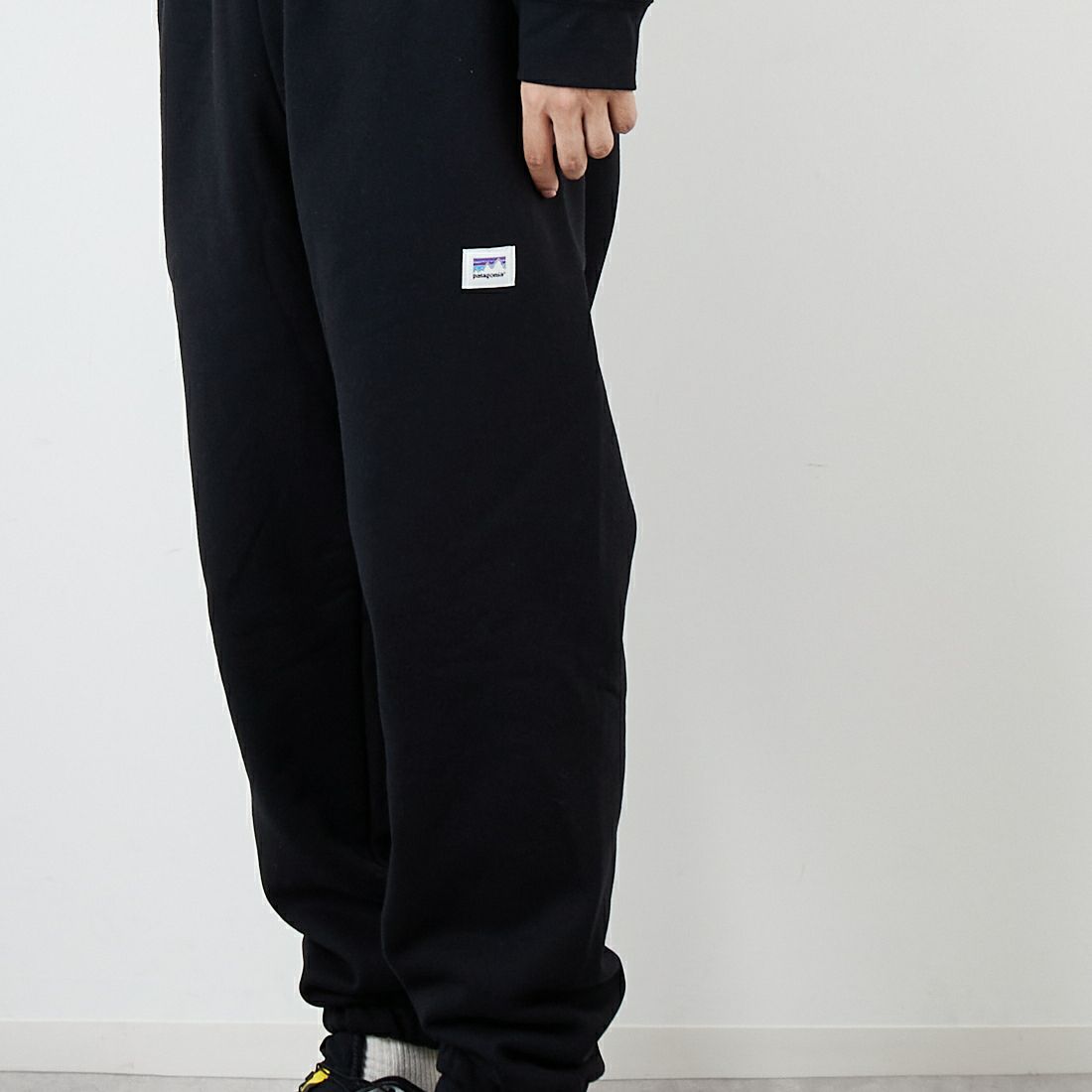 patagonia [パタゴニア] メンズ ショップ ステッカー アップライザル スウェットパンツ [26070] BLK &&モデル身長：179cm 着用サイズ：M&&
