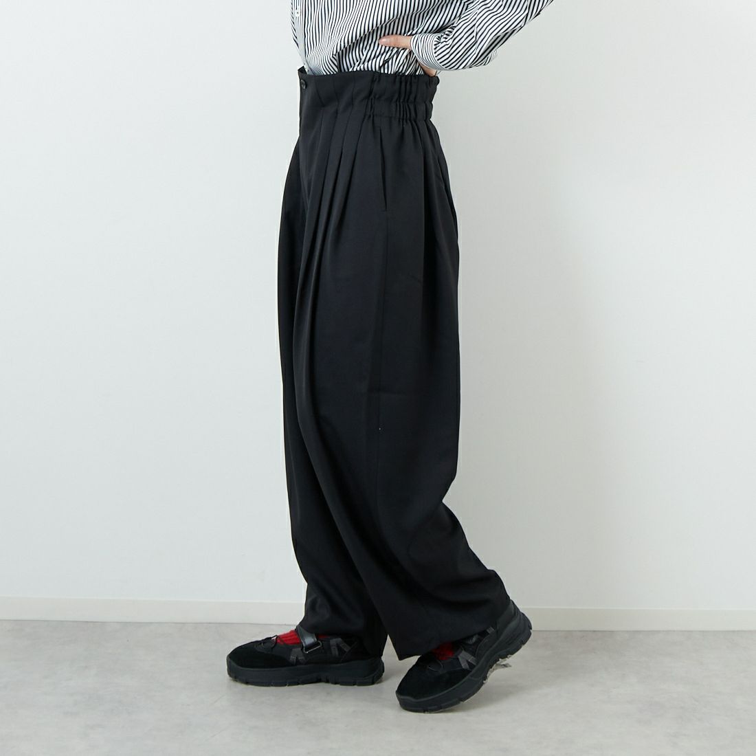 mizuiro ind [ミズイロインド] ハイウエストタックパンツ [3-260077] 99 BLACK &&モデル身長：162cm 着用サイズ：F&&