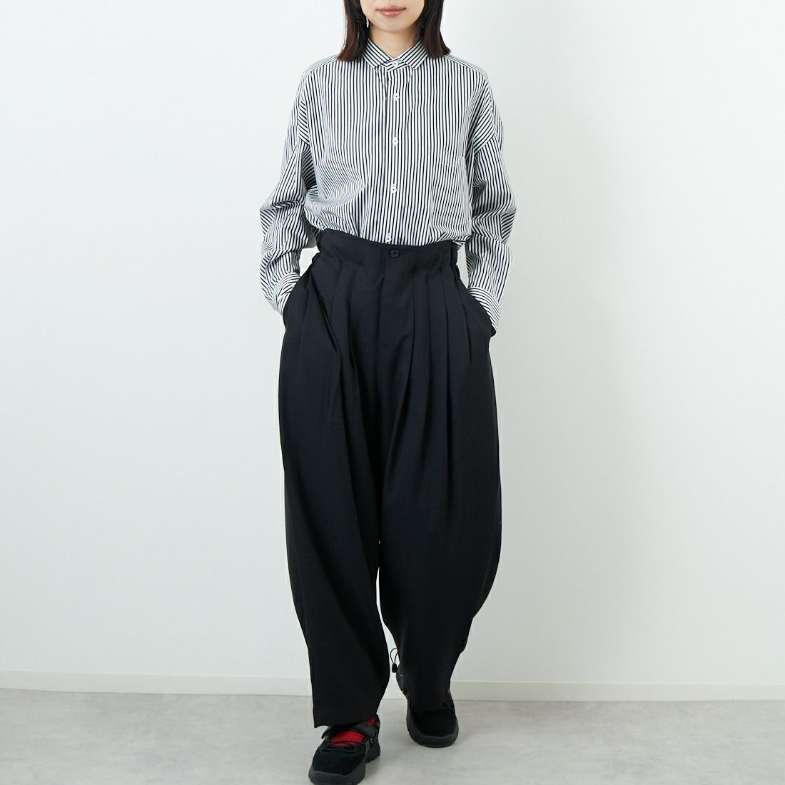 mizuiro ind [ミズイロインド] ハイウエストタックパンツ [3-260077] 99 BLACK &&モデル身長：162cm 着用サイズ：F&&