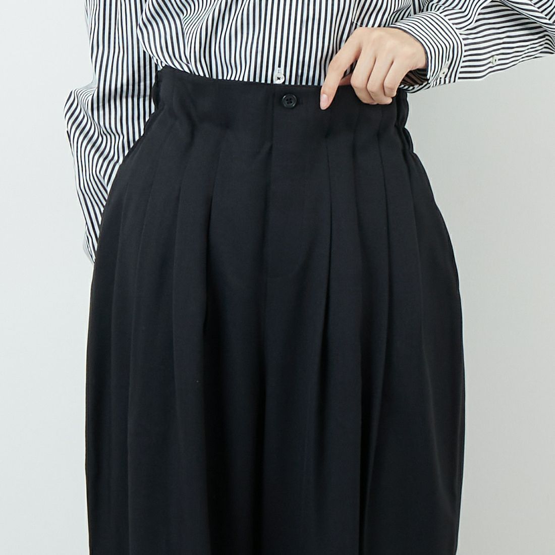 mizuiro ind [ミズイロインド] ハイウエストタックパンツ [3-260077] 99 BLACK &&モデル身長：162cm 着用サイズ：F&&