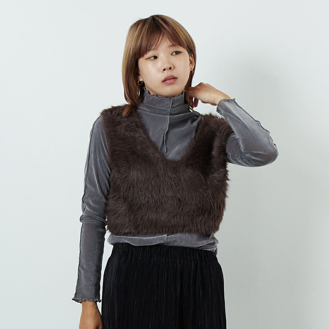 DIGNITE COLLIER [ディニテコリエ] フェザーニットベスト [80256024] 036 ﾌﾞﾗｳﾝ &&モデル身長：167cm 着用サイズ：F&&