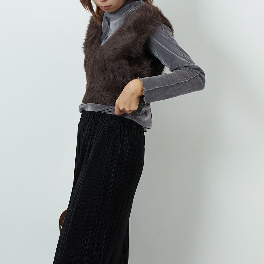 DIGNITE COLLIER [ディニテコリエ] フェザーニットベスト [80256024] 036 ﾌﾞﾗｳﾝ &&モデル身長：167cm 着用サイズ：F&&