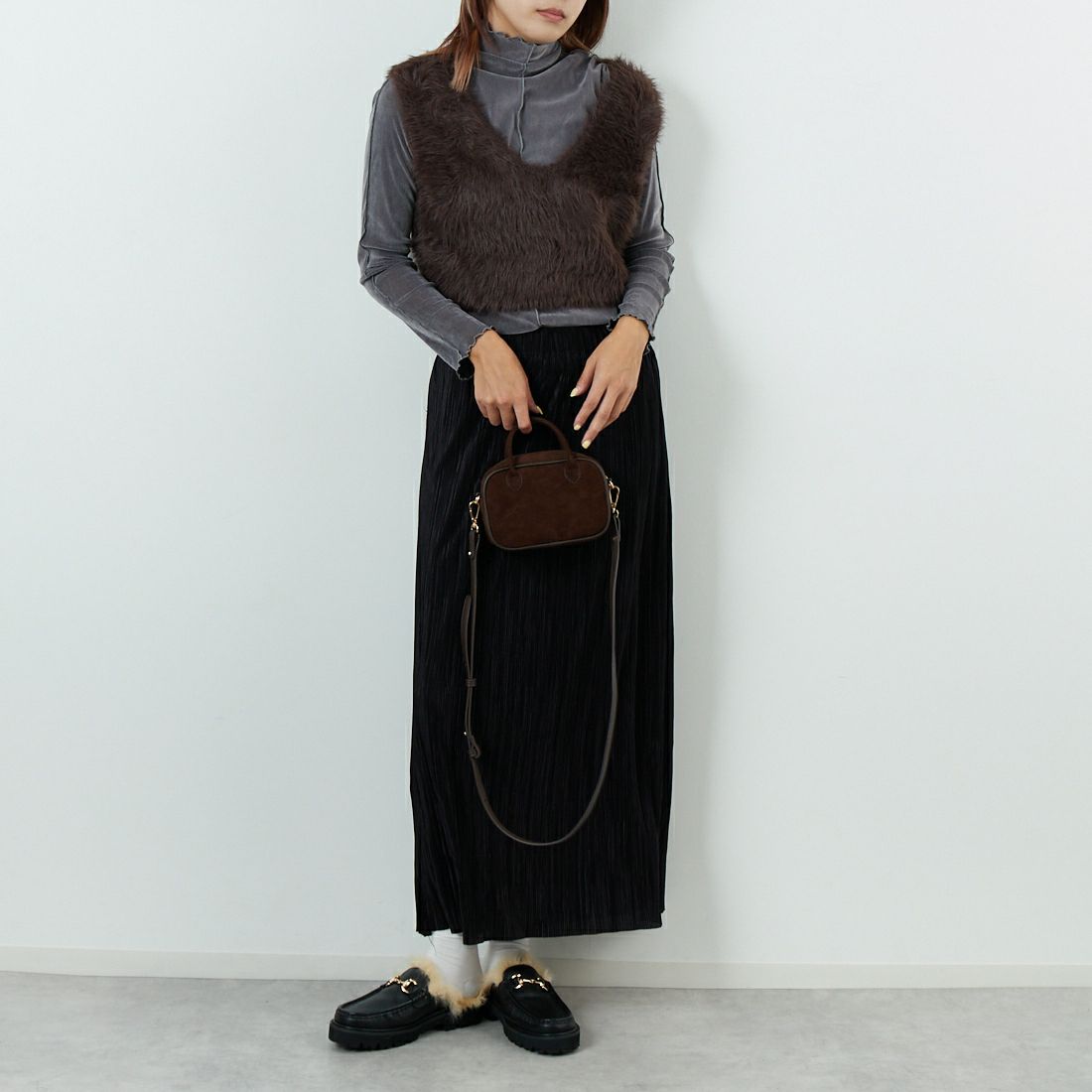 DIGNITE COLLIER [ディニテコリエ] フェザーニットベスト [80256024] 036 ﾌﾞﾗｳﾝ &&モデル身長：167cm 着用サイズ：F&&