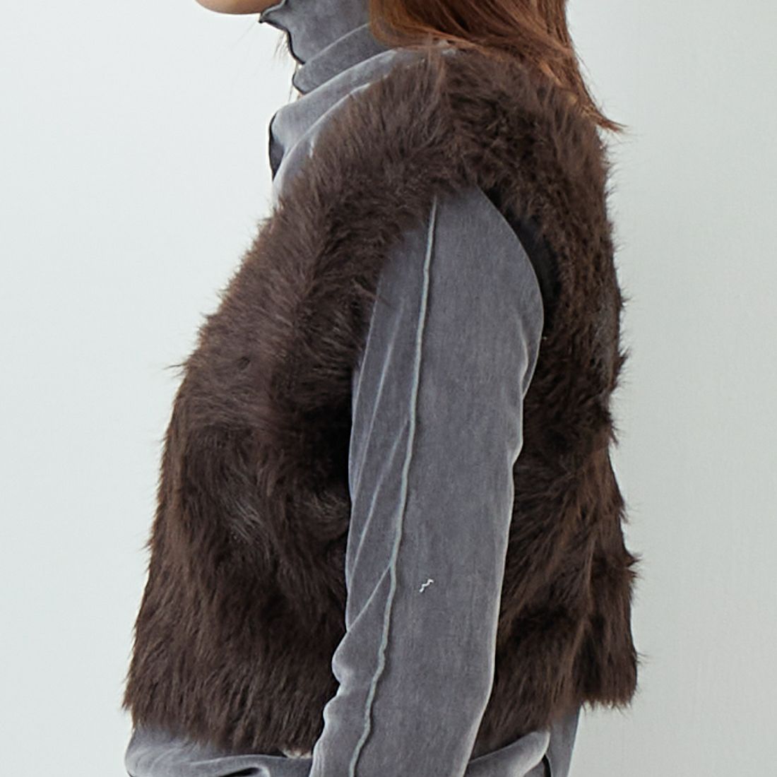 DIGNITE COLLIER [ディニテコリエ] フェザーニットベスト [80256024] 036 ﾌﾞﾗｳﾝ &&モデル身長：167cm 着用サイズ：F&&