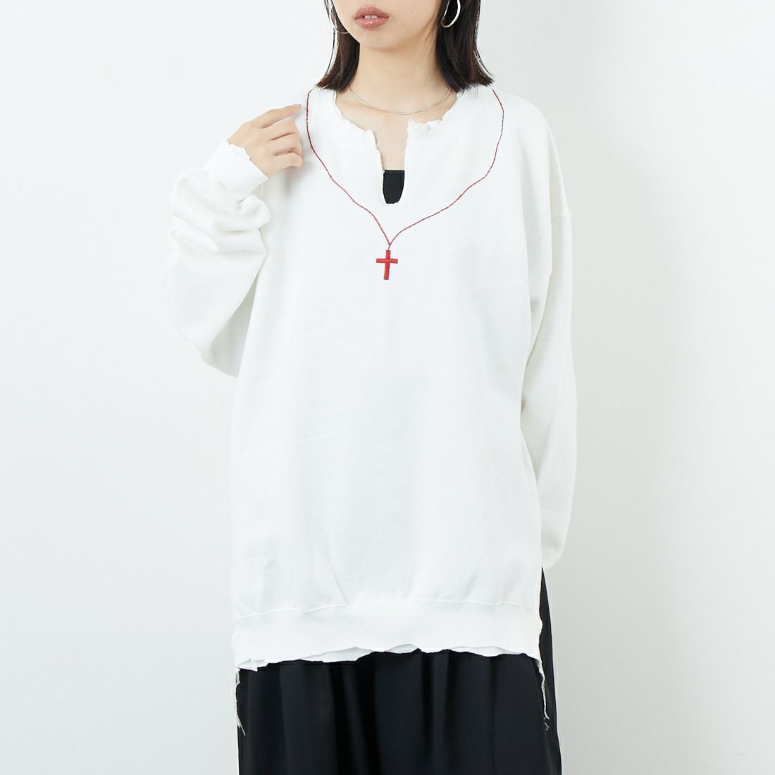 THRIFTY LOOK [スリフティールック] ロザリオクルーネックスウェット [TL25F021] WHITE &&モデル身長：162cm 着用サイズ：L&&