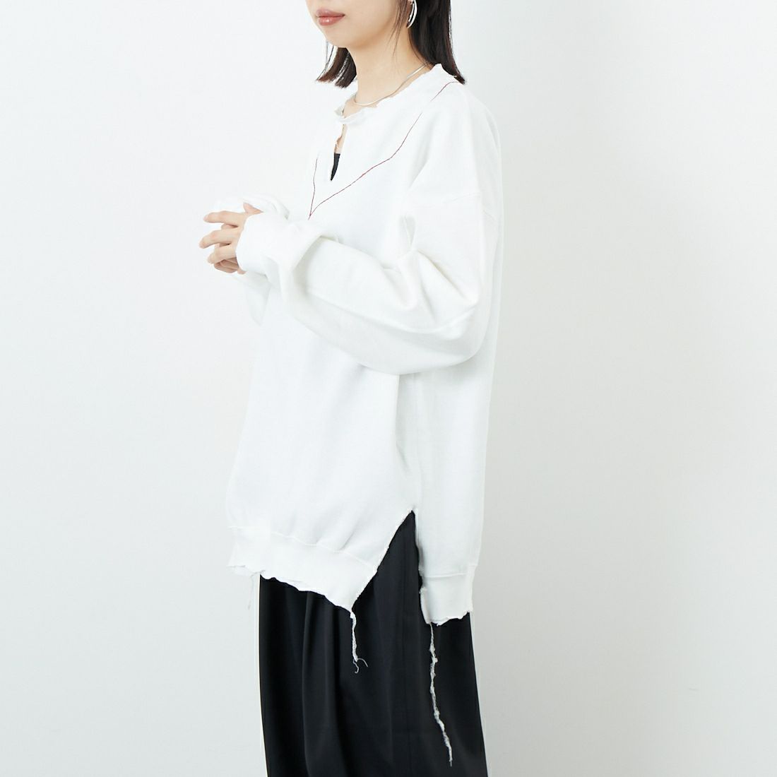 THRIFTY LOOK [スリフティールック] ロザリオクルーネックスウェット [TL25F021] WHITE &&モデル身長：162cm 着用サイズ：L&&