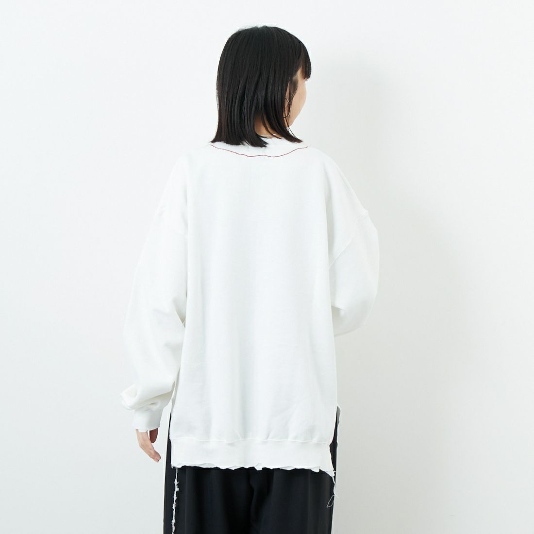 THRIFTY LOOK [スリフティールック] ロザリオクルーネックスウェット [TL25F021] WHITE &&モデル身長：162cm 着用サイズ：L&&