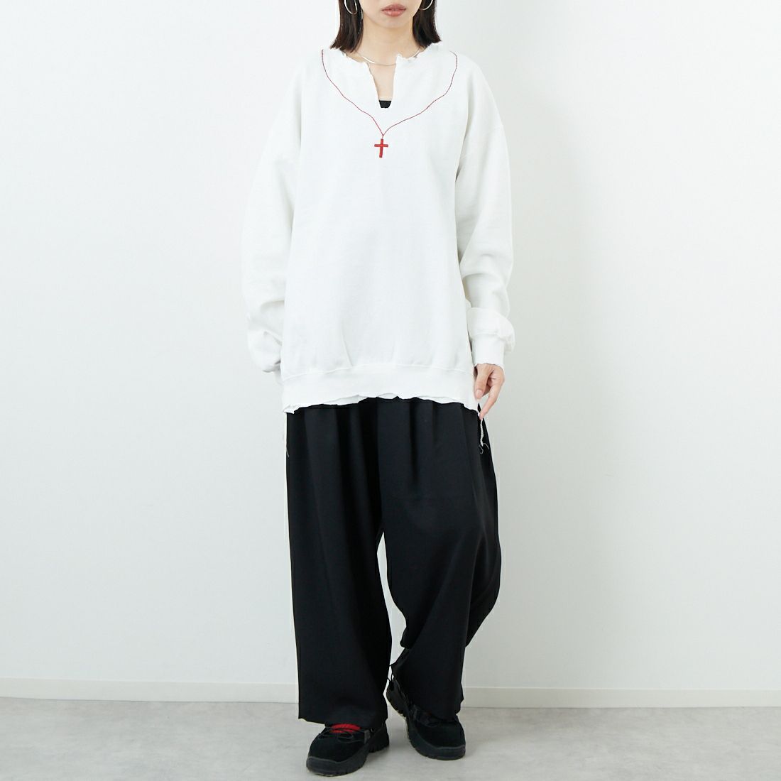 THRIFTY LOOK [スリフティールック] ロザリオクルーネックスウェット [TL25F021] WHITE &&モデル身長：162cm 着用サイズ：L&&